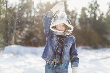 Mädchen spielt mit Schnee und steht auf einem Feld - CAVF24357