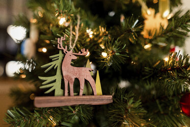 Rentierschmuck am Weihnachtsbaum zu Hause - CAVF24453