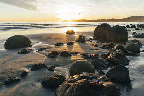 Felsen am Strand gegen den Himmel bei Sonnenuntergang - CAVF24472