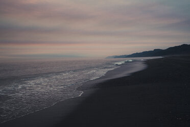 Blick auf den Strand gegen den bewölkten Himmel im Redwood National Park bei Sonnenuntergang - CAVF24475