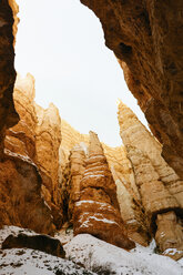 Niedriger Blickwinkel auf Felsformationen gegen den Himmel im Bryce Canyon National Park im Winter - CAVF24477