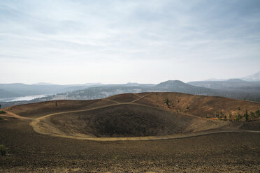 Landschaftliche Ansicht der Vulkanlandschaft gegen den bewölkten Himmel an einem sonnigen Tag - CAVF24481