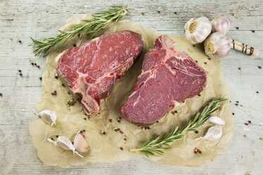 Raw dry-aged T-bone steaks - JUNF01012
