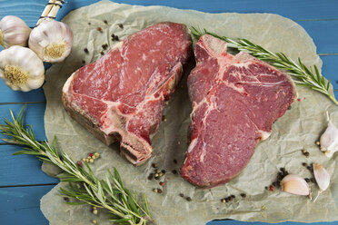 Raw dry-aged T-bone steaks - JUNF01014
