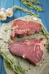 Raw dry-aged T-bone steaks - JUNF01015