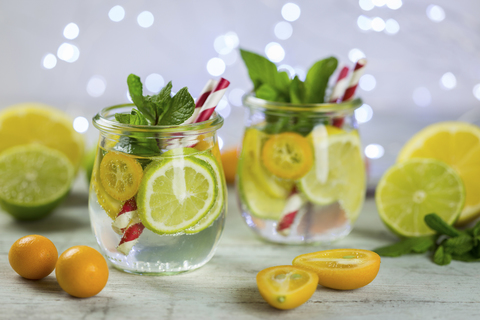 Infusionswasser mit Limette, Zitrone, Kumquat und Minze, lizenzfreies Stockfoto