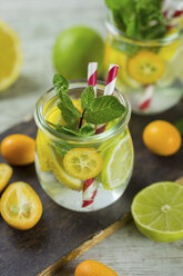 Infusionswasser mit Limette, Zitrone, Kumquat und Minze - JUNF01020