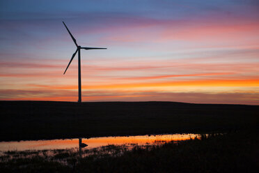 Silhouette Windmühle auf Feld gegen bewölkten Himmel bei Sonnenuntergang - CAVF24531