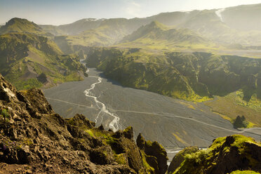 Majestätische Aussicht auf felsige Berge bei nebligem Wetter - CAVF24534