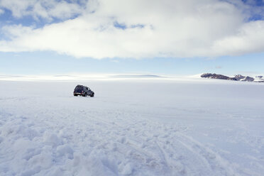 Auto auf schneebedeckter Landschaft gegen bewölkten Himmel - CAVF24537