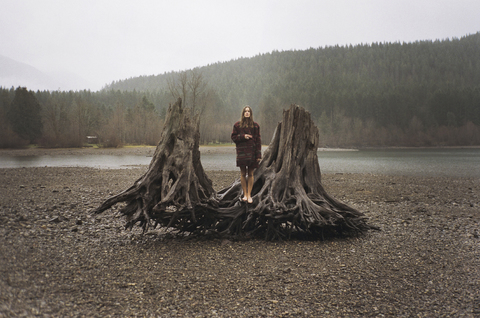 Frau am Treibholzufer des Rattlesnake Lake, lizenzfreies Stockfoto