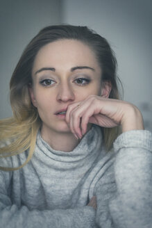 Porträt einer nachdenklichen, depressiven Frau - JUNF01031