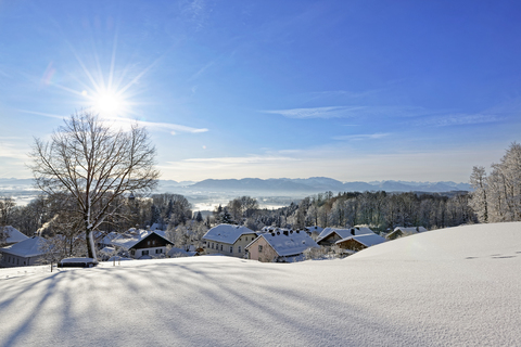 Deutschland, Bayern, Eurasburg, Blick auf das Loisachtal im Winter, lizenzfreies Stockfoto