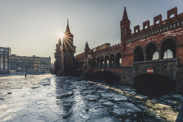 Germany, Berlin, view to Oberbaum Bridge with driving underground train in winter - KEBF00764