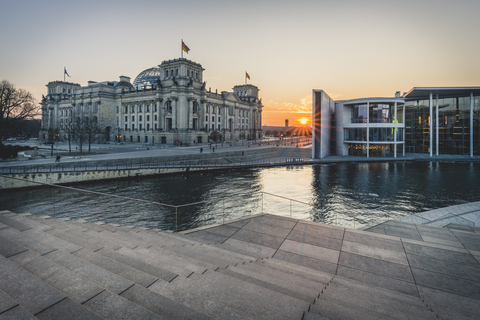 Deutschland, Berlin, Blick auf Reichstag und Paul-Loebe-Haus bei Sonnenuntergang, lizenzfreies Stockfoto