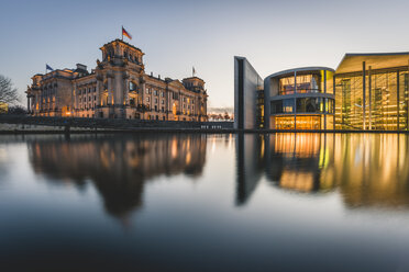 Deutschland, Berlin, Blick auf Reichstag und Paul-Loebe-Haus bei Sonnenuntergang - KEBF00767
