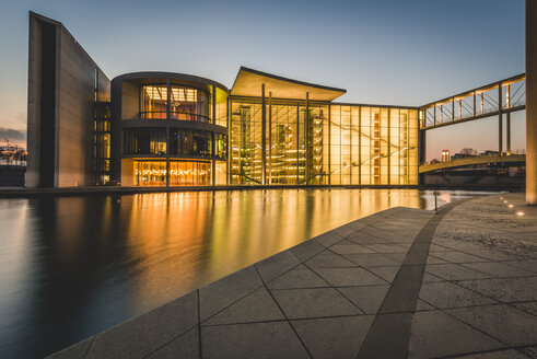 Deutschland, Berlin, Blick auf Reichstag und Paul-Loebe-Haus bei Sonnenuntergang - KEBF00768