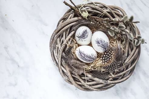 Bemalte Ostereier im Nest mit Stroh, Federn und Weidenkätzchen - SBDF03485