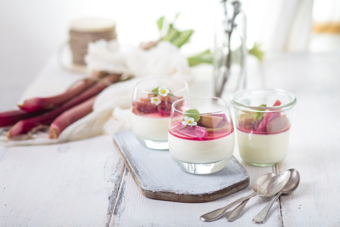 Gläser mit Panna Cotta und geröstetem Rhabarber, lizenzfreies Stockfoto