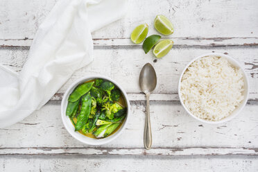 Green thai curry with broccoli, pak choi, snow peas, baby spinach, lime and rice - LVF06813