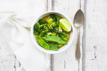 Green thai curry with broccoli, pak choi, snow peas, baby spinach, lime and rice - LVF06814