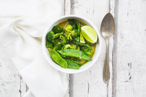Grünes Thaicurry mit Brokkoli, Pak Choi, Zuckerschoten, Babyspinat, Limette und Reis - LVF06814