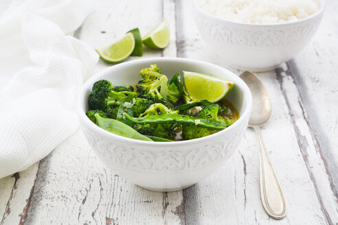 Grünes Thaicurry mit Brokkoli, Pak Choi, Zuckerschoten, Babyspinat, Limette und Reis - LVF06815