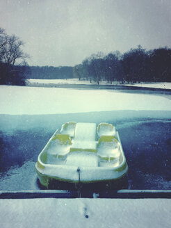 Deutschland, Nordrhein-Westfalen, Decksteiner Weiher, schneebedecktes Tretboot auf See, Mondscheinatmosphäre - GWF05468