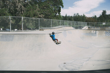 Junge stürzt beim Skateboardfahren im Skateboardpark - CAVF24660