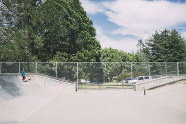 Junge fährt Skateboard im Skateboardpark - CAVF24661