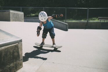 Junge in voller Länge beim Skateboardfahren im Skateboardpark im Sommer - CAVF24662