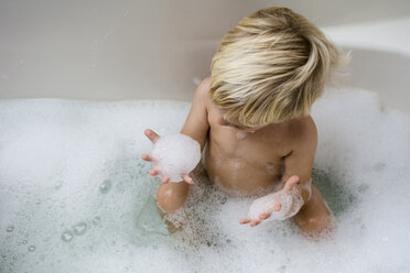 Hohe Winkel Ansicht des Jungen spielen mit Seife Schlamm beim Baden in der Badewanne - CAVF24739