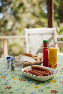 Hot Dogs auf dem Gartentisch - FOLF00003