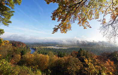 Deutschland, Bayern, Icking, Blick von Schlederloh ins Isartal mit Pupplinger Au - LHF00556