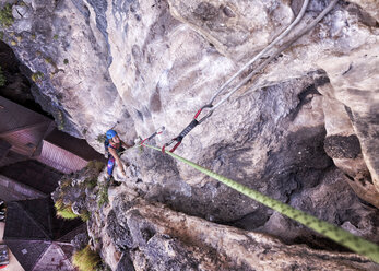 Thailand, Krabi, Tonsai Strand, Frau klettert in Felswand - ALRF01014
