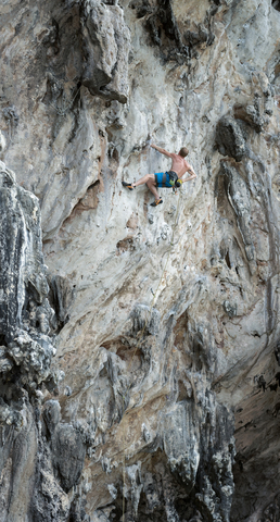 Thailand, Krabi, Lao Liang, Kletterer in Felswand, lizenzfreies Stockfoto
