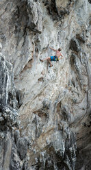 Thailand, Krabi, Lao Liang, climber in rock wall - ALRF01017