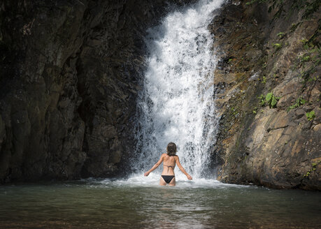 Thailand, Krabi, Khao Phanom Bencha National Park, Frau badet am Wasserfall - ALRF01019