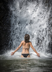 Thailand, Krabi, Khao Phanom Bencha National Park, Frau badet am Wasserfall - ALRF01020