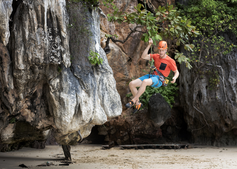 Thailand, Krabi, Lao Liang, Kletterer beim Abseilen von einer Felswand, lizenzfreies Stockfoto