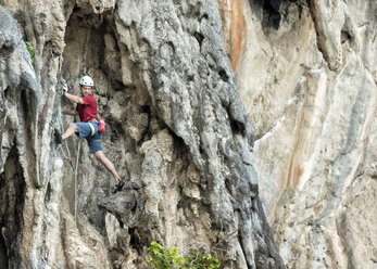 Thailand, Krabi, Lao Liang, Kletterer in Felswand - ALRF01023