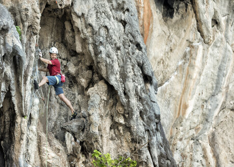 Thailand, Krabi, Lao Liang, Kletterer in Felswand - ALRF01023