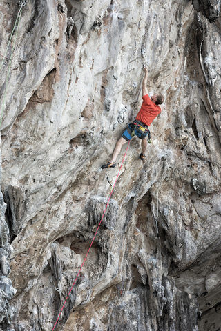 Thailand, Krabi, Lao Liang, Kletterer in Felswand, lizenzfreies Stockfoto