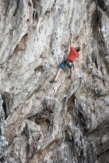 Thailand, Krabi, Lao Liang, Kletterer in Felswand - ALRF01024