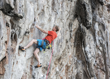 Thailand, Krabi, Lao Liang, Kletterer in Felswand - ALRF01025