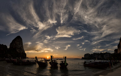 Thailand, Krabi, Railay Strand, Longtailboote bei Sonnenuntergang - ALRF01029