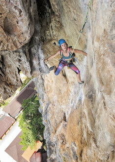 Thailand, Krabi, Tonsai Strand, Frau klettert in Felswand - ALRF01031