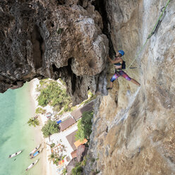 Thailand, Krabi, Tonsai Strand, Frau klettert in Felswand - ALRF01032