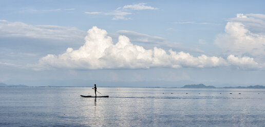 Thailand, Krabi, Lao Liang, Mann auf SUP Board im Meer - ALRF01033