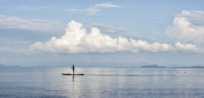 Thailand, Krabi, Lao Liang, Mann auf SUP Board im Meer - ALRF01033